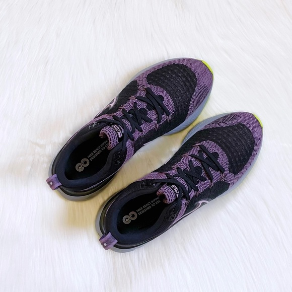 Nike Women’s React Infinity Run Flyknit 2 Trainers - Picture 2 of 9